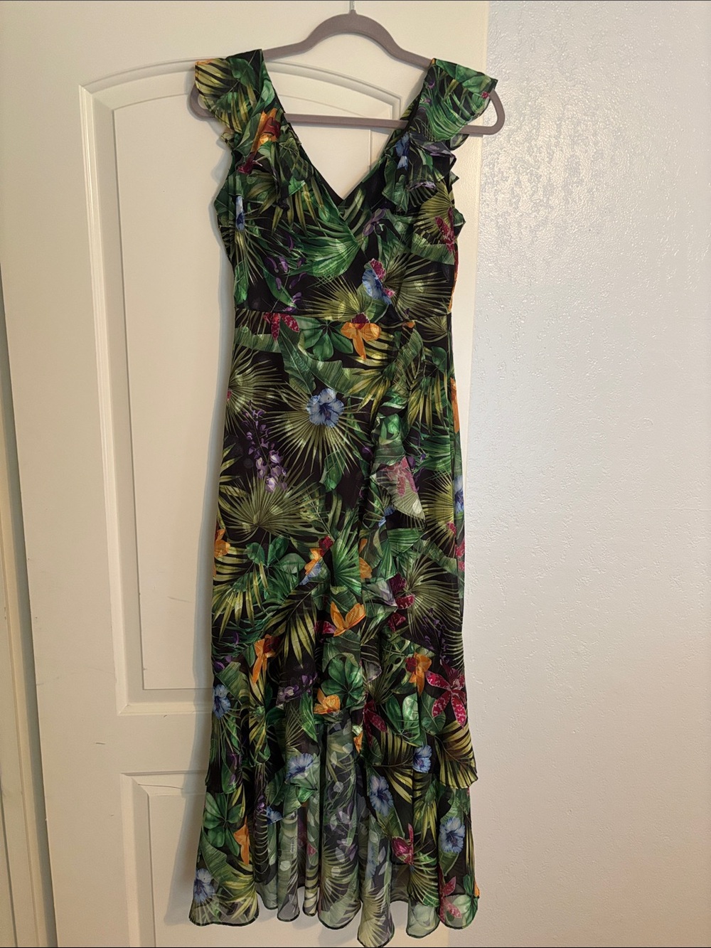 Kensie Tropical Floral V-Neck Maxi Dress - Green Multi 
Size 2 but runs big